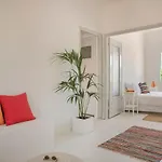 Вилла Bohemian Nest - Cheerful 2-bedroom With Pool