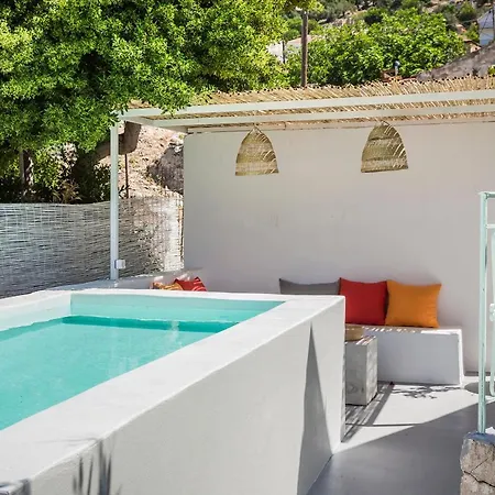 Βίλα Bohemian Nest - Cheerful 2-bedroom With Pool