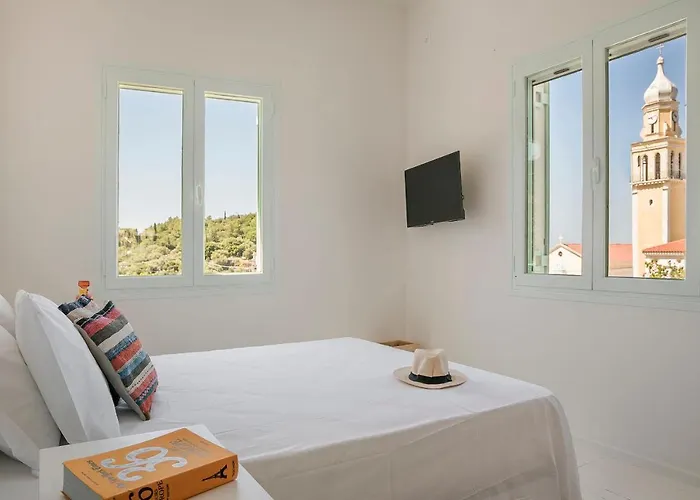 Bohemian Nest - Cheerful 2-bedroom With Pool *