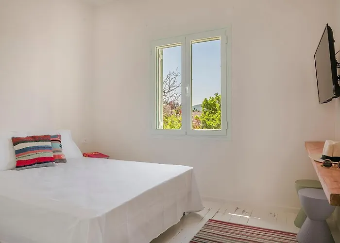 Bohemian Nest - Cheerful 2-bedroom With Pool *