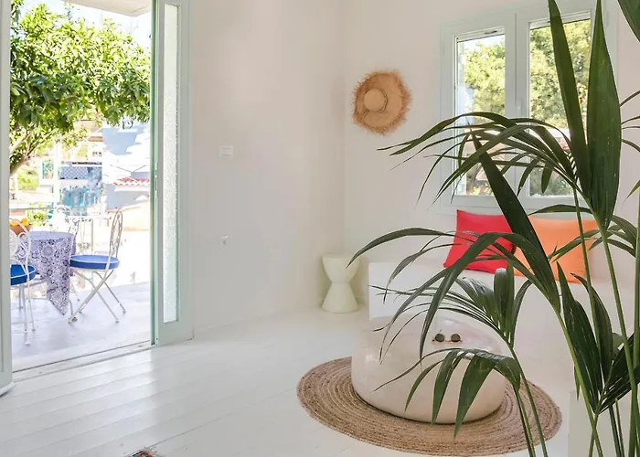 Villa Bohemian Nest - Cheerful 2-bedroom With Pool Dhavgáta
