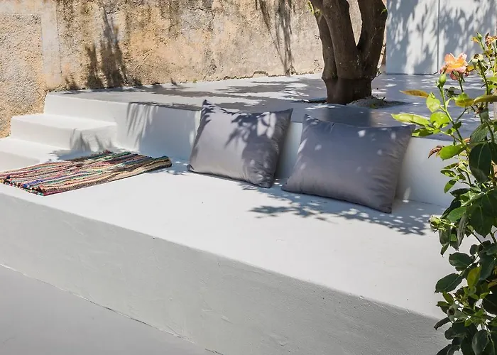 Bohemian Nest - Cheerful 2-bedroom With Pool