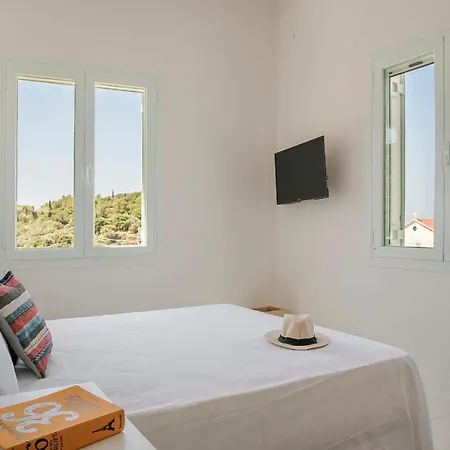 Bohemian Nest - Cheerful 2-bedroom With Pool *